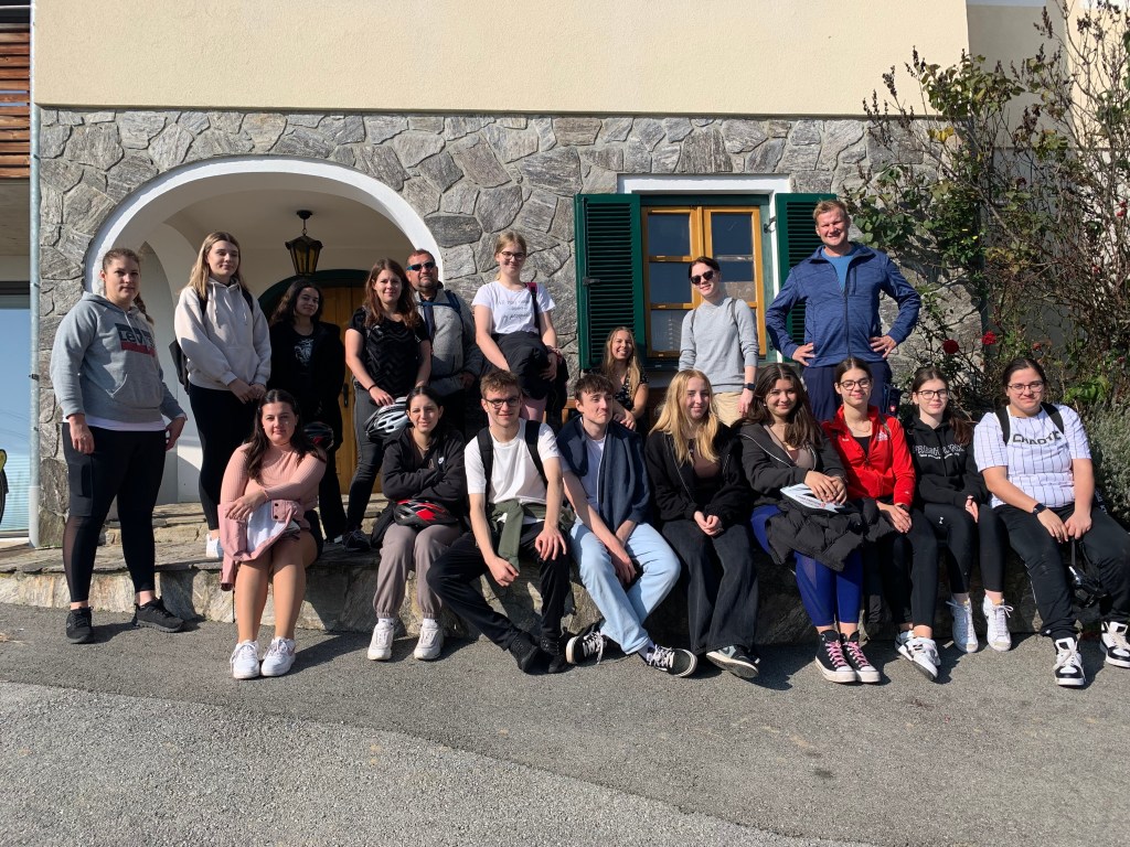 Schüler*innen der 3HLT mit dem E-Bike durch die&nbsp;Weinidylle