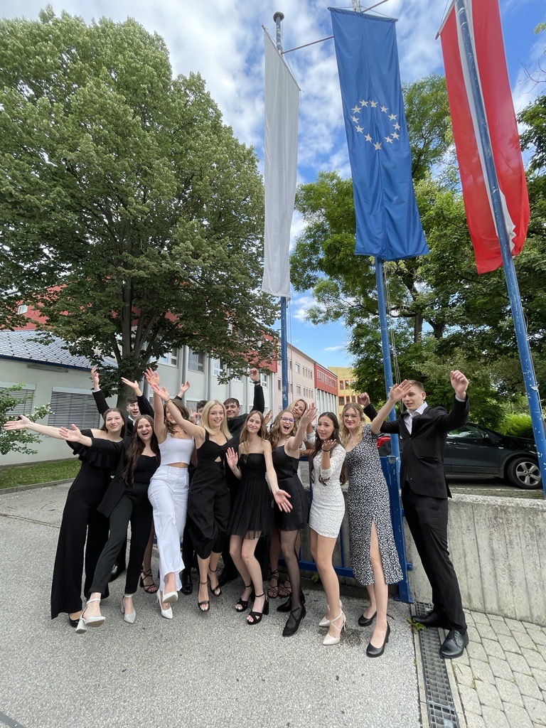 Weiße Fahne – alle Schüler:innen der 5HLT haben die RDP&nbsp;bestanden!